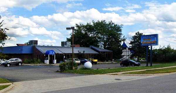 Big Boy Restaurants (Elias Brothers, Elias Bros) - Fowlerville - 963 S Grand Ave (newer photo)